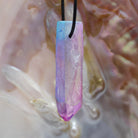 Aqua Aura (Bergkristall bedampft) Anhänger Spitze Kettenanhänger mit Lederband Halskettenanhänger Kettenschmuck Stein Trommelstein Doppelspitze Doppelender Vogelkristall Edelstein Heilstein Rohstein Rohstück Halsschmuck Halskettenschmuck Schmuckstein Kristall Kristallspitze Kristallschmuck Bergkristallspitze