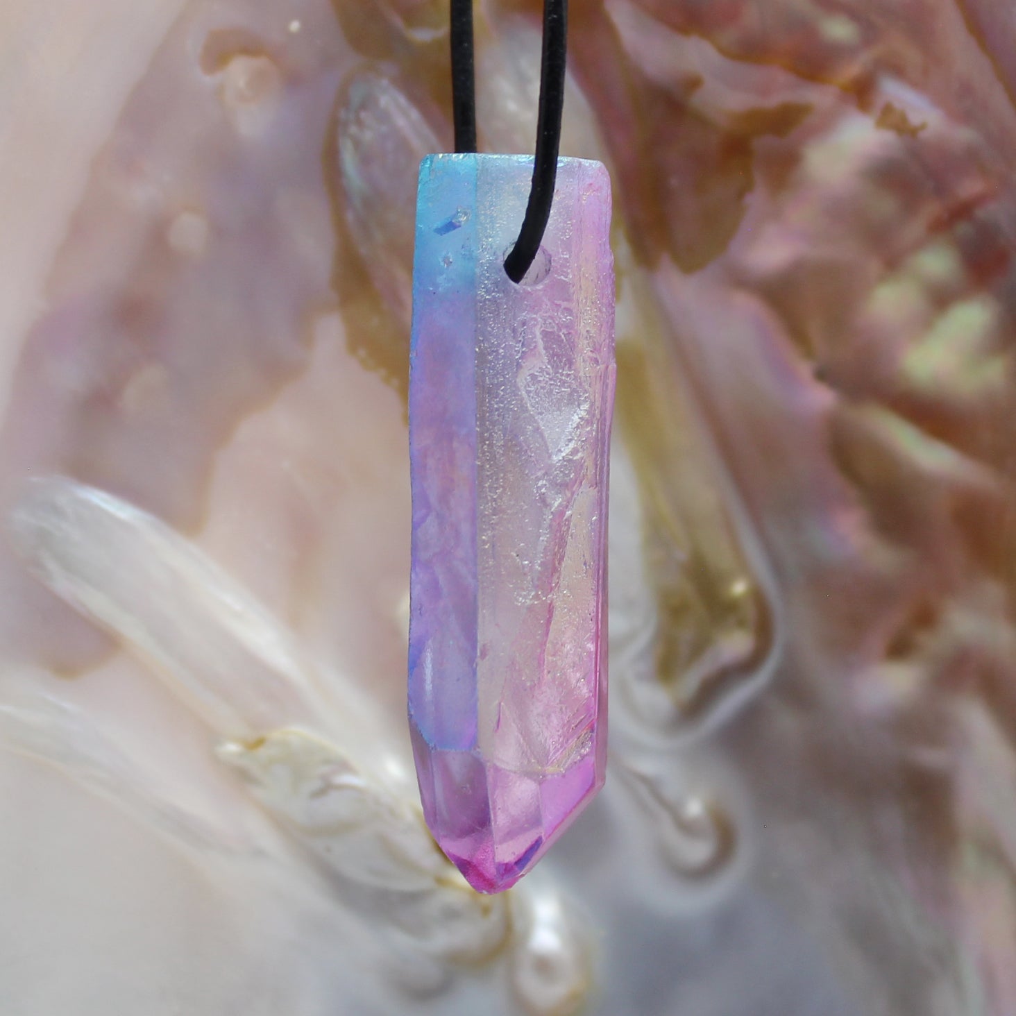 Aqua Aura (Bergkristall bedampft) Anhänger Spitze Kettenanhänger mit Lederband Halskettenanhänger Kettenschmuck Stein Trommelstein Doppelspitze Doppelender Vogelkristall Edelstein Heilstein Rohstein Rohstück Halsschmuck Halskettenschmuck Schmuckstein Kristall Kristallspitze Kristallschmuck Bergkristallspitze