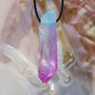 Aqua Aura (Bergkristall bedampft) Anhänger Spitze Kettenanhänger mit Lederband Halskettenanhänger Kettenschmuck Stein Trommelstein Doppelspitze Doppelender Vogelkristall Edelstein Heilstein Rohstein Rohstück Halsschmuck Halskettenschmuck Schmuckstein Kristall Kristallspitze Kristallschmuck Bergkristallspitze