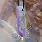 Aqua Aura (Bergkristall bedampft) Anhänger Spitze Kettenanhänger mit Lederband Halskettenanhänger Kettenschmuck Stein Trommelstein Doppelspitze Doppelender Vogelkristall Edelstein Heilstein Rohstein Rohstück Halsschmuck Halskettenschmuck Schmuckstein Kristall Kristallspitze Kristallschmuck Bergkristallspitze