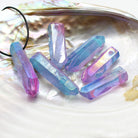 Aqua Aura (Bergkristall bedampft) Anhänger Spitze Kettenanhänger mit Lederband Halskettenanhänger Kettenschmuck Stein Trommelstein Doppelspitze Doppelender Vogelkristall Edelstein Heilstein Rohstein Rohstück Halsschmuck Halskettenschmuck Schmuckstein Kristall Kristallspitze Kristallschmuck Bergkristallspitze