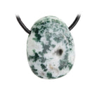 Baumachat Trommelstein Anhänger Kettenanhänger mit Lederband Halskettenanhänger Kettenschmuck Kristall Rohkristall Stein Silberanhänger Silberschmuck Edelsteinanhänger Edelstein Heilstein Schmuckanhänger Halsschmuck Rohstein Rohstück Schmuckstein Schmuck Schutzstein Glücksstein