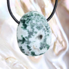 Baumachat Trommelstein Anhänger Kettenanhänger mit Lederband Halskettenanhänger Kettenschmuck Kristall Rohkristall Stein Silberanhänger Silberschmuck Edelsteinanhänger Edelstein Heilstein Schmuckanhänger Halsschmuck Rohstein Rohstück Schmuckstein Schmuck Schutzstein Glücksstein
