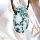 Baumachat Trommelstein Anhänger Kettenanhänger mit Lederband Halskettenanhänger Kettenschmuck Kristall Rohkristall Stein Silberanhänger Silberschmuck Edelsteinanhänger Edelstein Heilstein Schmuckanhänger Halsschmuck Rohstein Rohstück Schmuckstein Schmuck Schutzstein Glücksstein