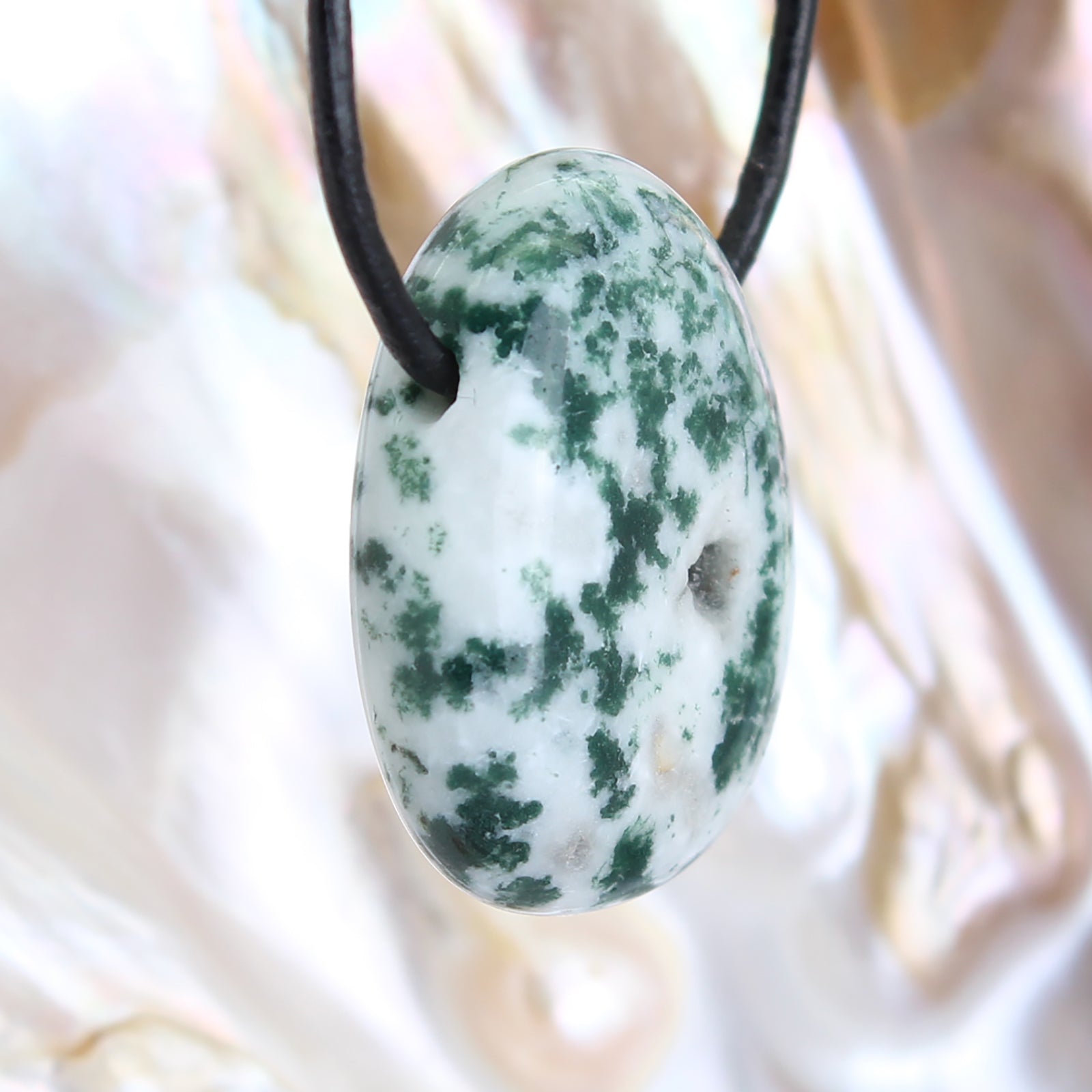 Baumachat Trommelstein Anhänger Kettenanhänger mit Lederband Halskettenanhänger Kettenschmuck Kristall Rohkristall Stein Silberanhänger Silberschmuck Edelsteinanhänger Edelstein Heilstein Schmuckanhänger Halsschmuck Rohstein Rohstück Schmuckstein Schmuck Schutzstein Glücksstein