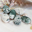 Baumachat Trommelstein Anhänger Kettenanhänger mit Lederband Halskettenanhänger Kettenschmuck Kristall Rohkristall Stein Silberanhänger Silberschmuck Edelsteinanhänger Edelstein Heilstein Schmuckanhänger Halsschmuck Rohstein Rohstück Schmuckstein Schmuck Schutzstein Glücksstein