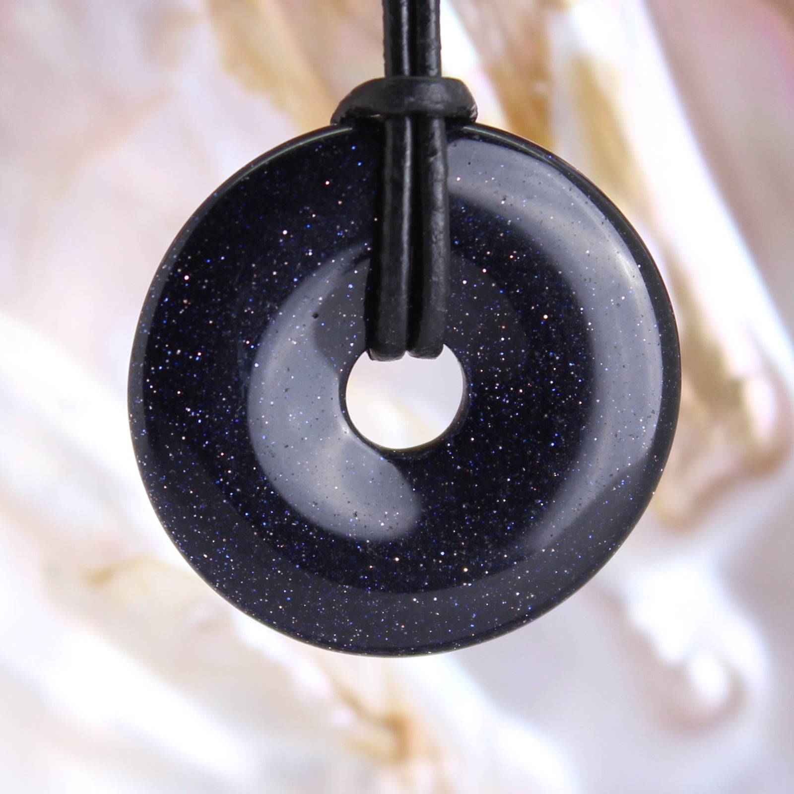 Blaufluss Donut Anhänger Kettenanhänger 30 mm mit Lederband Halskettenanhänger Kettenschmuck Stein Trommelstein Anhänger Schmuck Schmuckstein Rohstein Rohstück Edelstein Heilstein Silberanhänger Silberschmuck Schutzstein Glücksstein