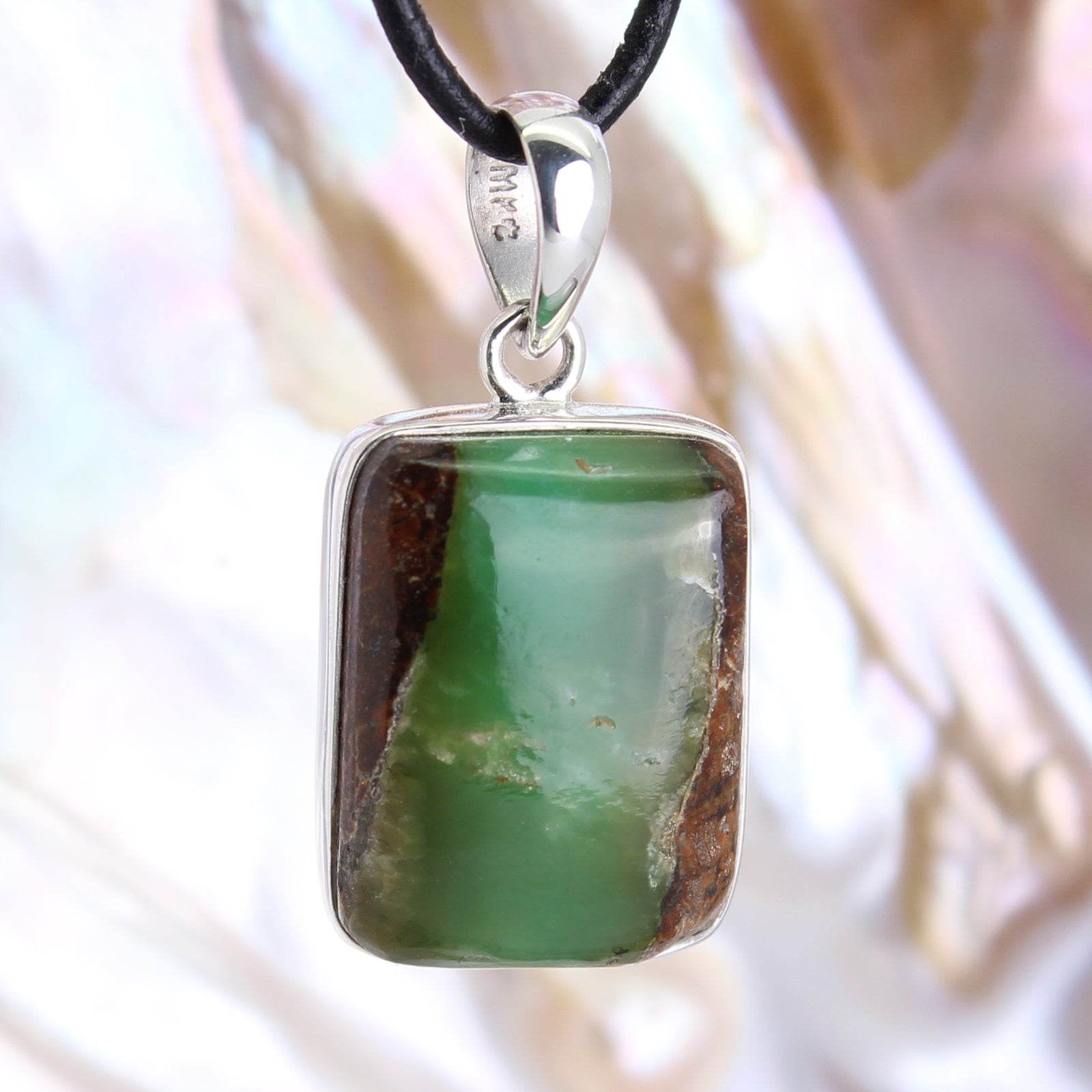  Chrysopras Anhänger Kettenanhänger 925er Silber Schmuck Halskettenanhänger Kettenschmuck Stein Trommelstein Anhänger Rohstein Rohstück Heilstein Edelstein Schmuckanhänger Silberschmuck Schmuckstein Halsschmuck Schmuck Schutzstein Naturstein Lochstein Glücksstein Chrysoprasstein