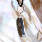  Chrysopras Anhänger Kettenanhänger 925er Silber Schmuck Halskettenanhänger Kettenschmuck Stein Trommelstein Anhänger Rohstein Rohstück Heilstein Edelstein Schmuckanhänger Silberschmuck Schmuckstein Halsschmuck Schmuck Schutzstein Naturstein Lochstein Glücksstein Chrysoprasstein