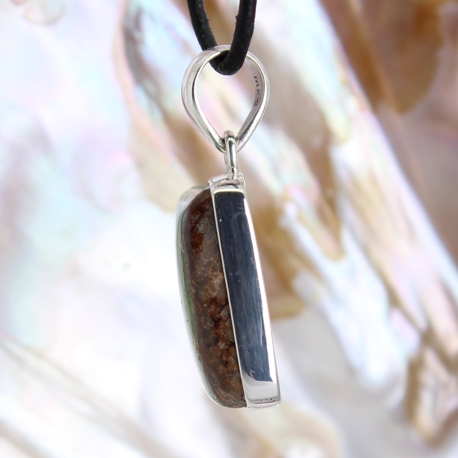  Chrysopras Anhänger Kettenanhänger 925er Silber Schmuck Halskettenanhänger Kettenschmuck Stein Trommelstein Anhänger Rohstein Rohstück Heilstein Edelstein Schmuckanhänger Silberschmuck Schmuckstein Halsschmuck Schmuck Schutzstein Naturstein Lochstein Glücksstein Chrysoprasstein