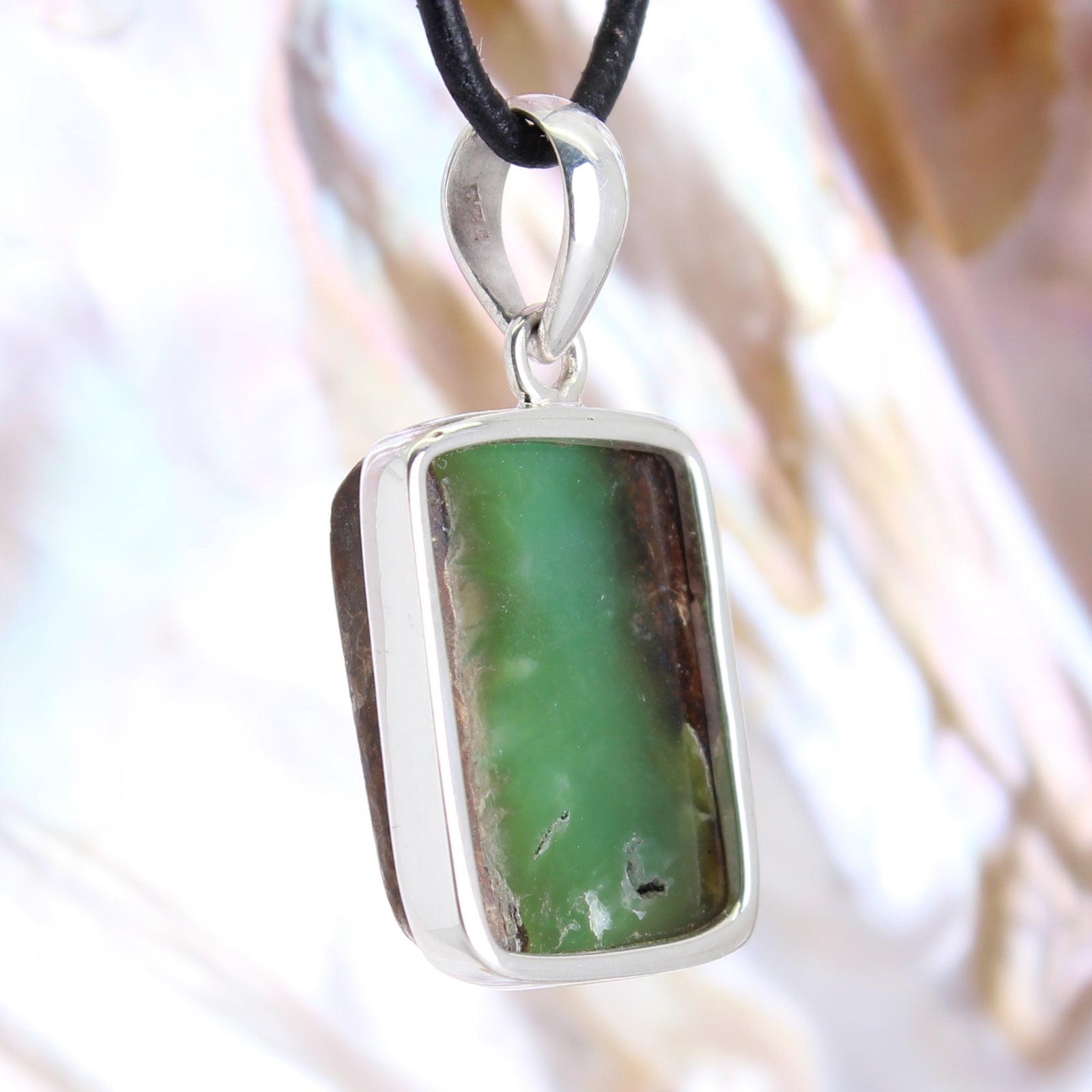  Chrysopras Anhänger Kettenanhänger 925er Silber Schmuck Halskettenanhänger Kettenschmuck Stein Trommelstein Anhänger Rohstein Rohstück Heilstein Edelstein Schmuckanhänger Silberschmuck Schmuckstein Halsschmuck Schmuck Schutzstein Naturstein Lochstein Glücksstein Chrysoprasstein