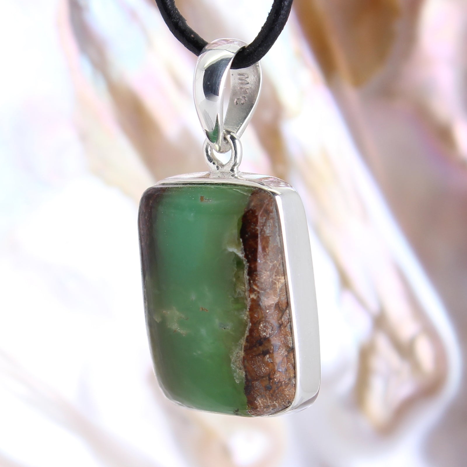  Chrysopras Anhänger Kettenanhänger 925er Silber Schmuck Halskettenanhänger Kettenschmuck Stein Trommelstein Anhänger Rohstein Rohstück Heilstein Edelstein Schmuckanhänger Silberschmuck Schmuckstein Halsschmuck Schmuck Schutzstein Naturstein Lochstein Glücksstein Chrysoprasstein