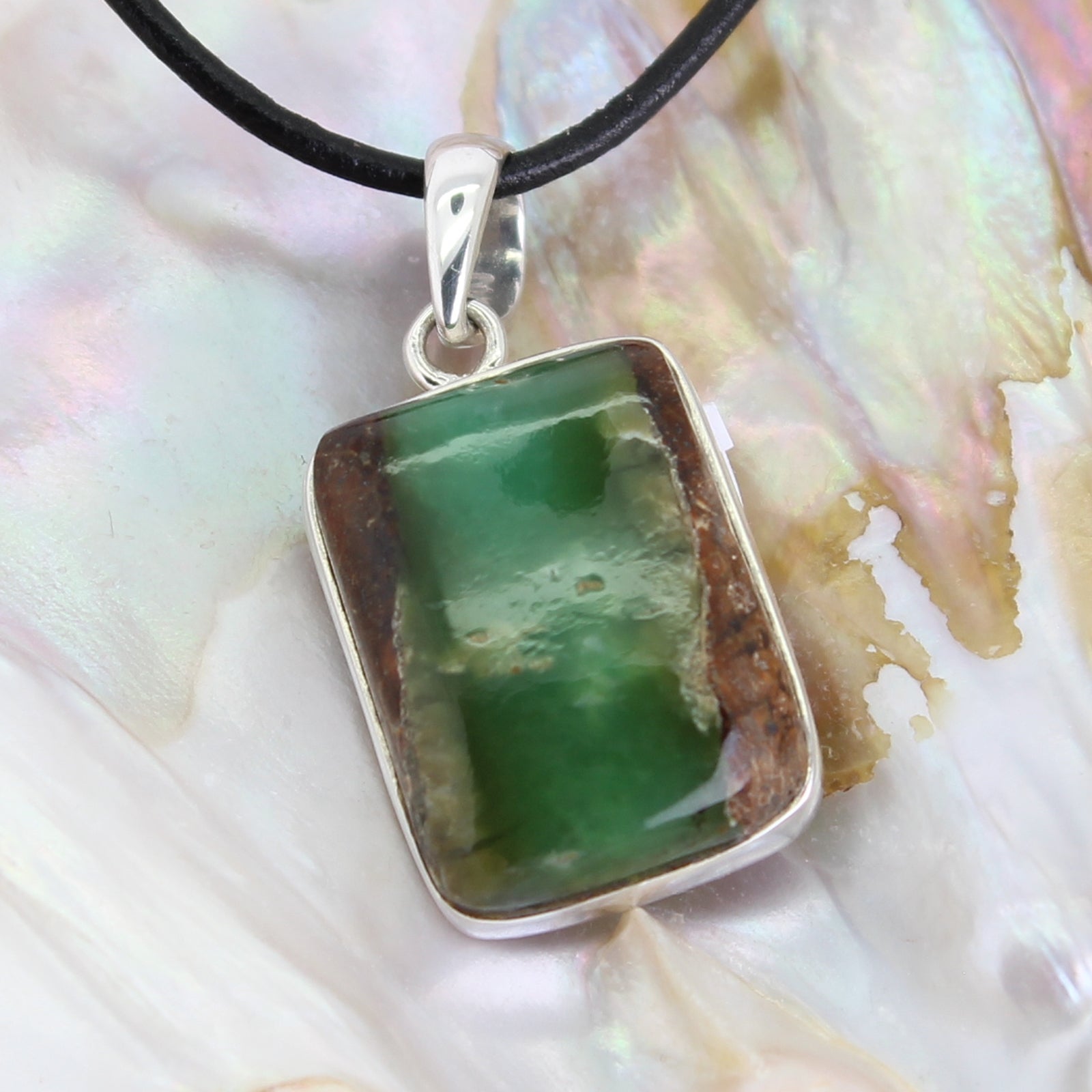  Chrysopras Anhänger Kettenanhänger 925er Silber Schmuck Halskettenanhänger Kettenschmuck Stein Trommelstein Anhänger Rohstein Rohstück Heilstein Edelstein Schmuckanhänger Silberschmuck Schmuckstein Halsschmuck Schmuck Schutzstein Naturstein Lochstein Glücksstein Chrysoprasstein