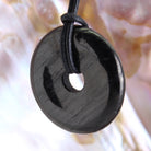 Gagat Donut Anhänger Kettenanhänger 30 mm mit Lederband Halskettenanhänger Kettenschmuck Stein Trommelstein Anhänger Schmuck Schmuckstein Rohstein Rohstück Edelstein Heilstein Silberanhänger Silberschmuck Schutzstein Glücksstein