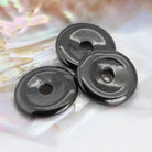 Gagat Donut Anhänger Kettenanhänger 30 mm mit Lederband Halskettenanhänger Kettenschmuck Stein Trommelstein Anhänger Schmuck Schmuckstein Rohstein Rohstück Edelstein Heilstein Silberanhänger Silberschmuck Schutzstein Glücksstein