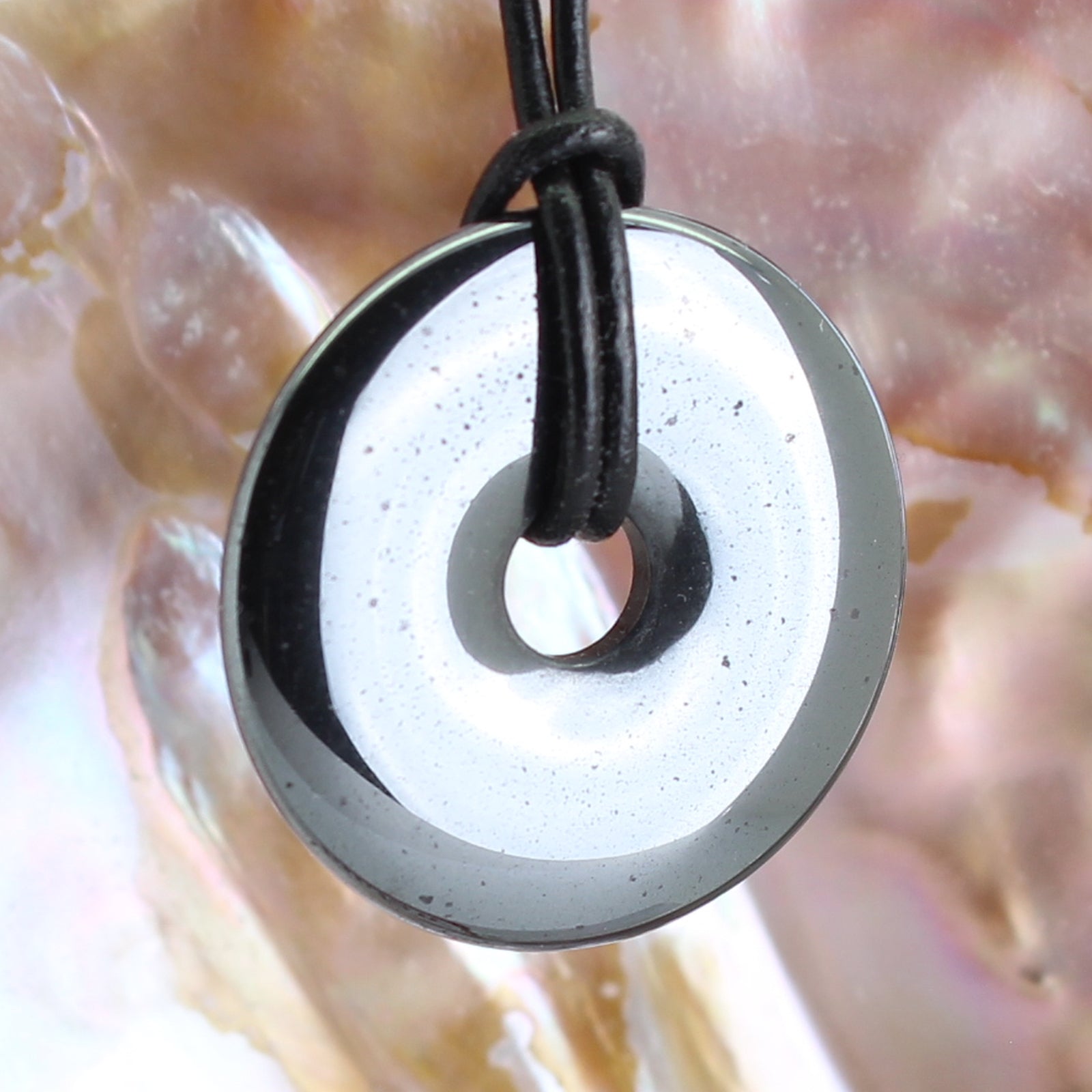 Hämatit (rek.) Donut Anhänger 30 mm Edelsteindonut Kettenanhänger Halskettenanhänger Kettenschmuck Stein Trommelstein Anhänger Schmuck Schmuckstein Rohstein Rohstück Edelstein Heilstein Silberanhänger Silberschmuck Schutzstein Glücksstein