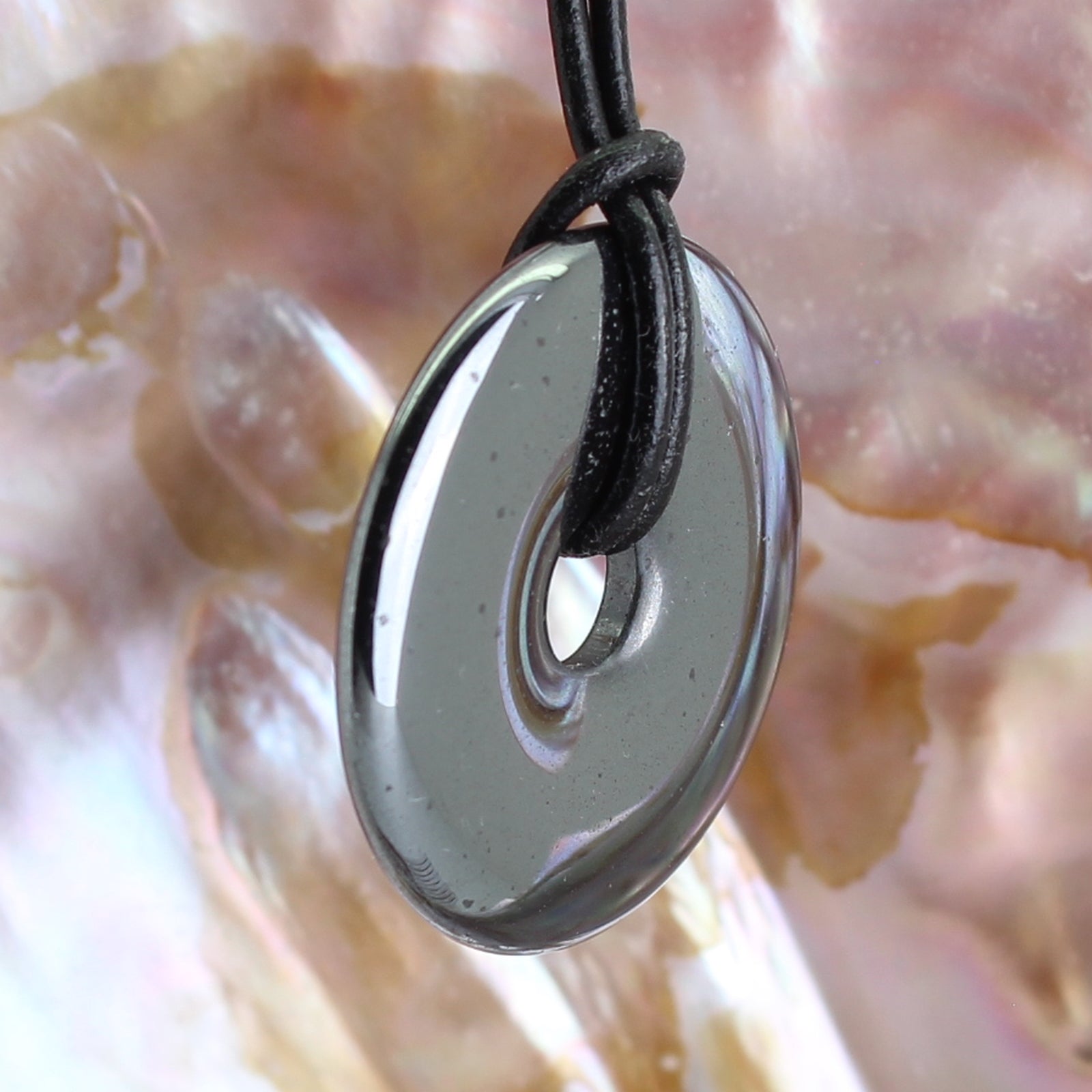 Hämatit (rek.) Donut Anhänger 30 mm Edelsteindonut Kettenanhänger Halskettenanhänger Kettenschmuck Stein Trommelstein Anhänger Schmuck Schmuckstein Rohstein Rohstück Edelstein Heilstein Silberanhänger Silberschmuck Schutzstein Glücksstein