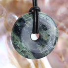 Kabamba Jaspis Donut Anhänger Kettenanhänger 30 mm mit Lederband Halskettenanhänger Kettenschmuck Stein Trommelstein Anhänger Schmuck Schmuckstein Rohstein Rohstück Edelstein Heilstein Silberanhänger Silberschmuck Schutzstein Glücksstein