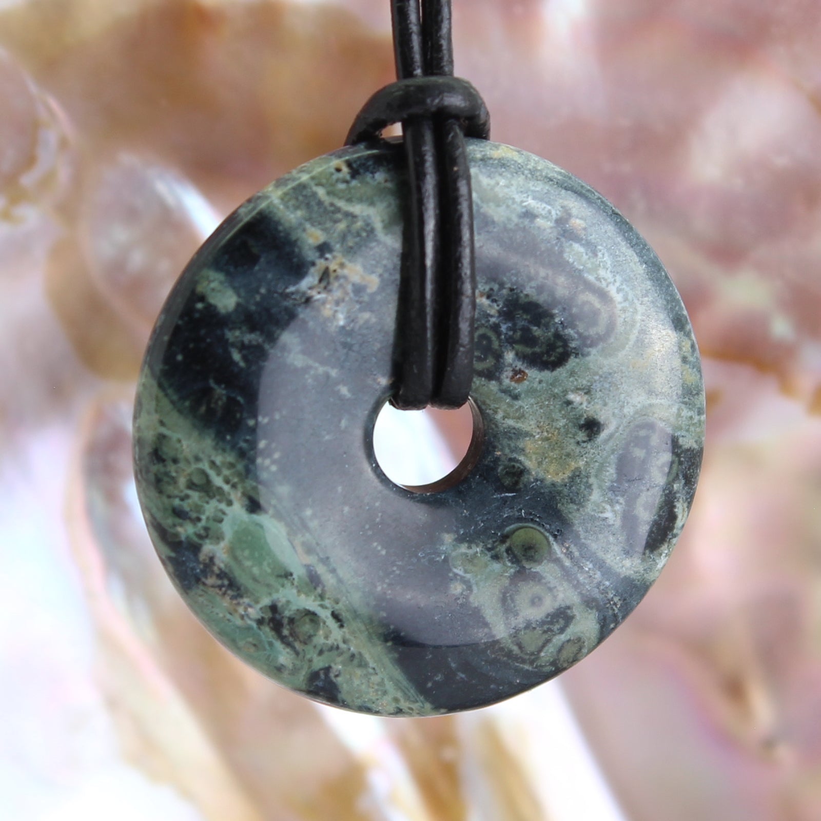 Kabamba Jaspis Donut Anhänger Kettenanhänger 30 mm mit Lederband Halskettenanhänger Kettenschmuck Stein Trommelstein Anhänger Schmuck Schmuckstein Rohstein Rohstück Edelstein Heilstein Silberanhänger Silberschmuck Schutzstein Glücksstein
