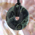 Kabamba Jaspis Donut Anhänger Kettenanhänger 30 mm mit Lederband Halskettenanhänger Kettenschmuck Stein Trommelstein Anhänger Schmuck Schmuckstein Rohstein Rohstück Edelstein Heilstein Silberanhänger Silberschmuck Schutzstein Glücksstein