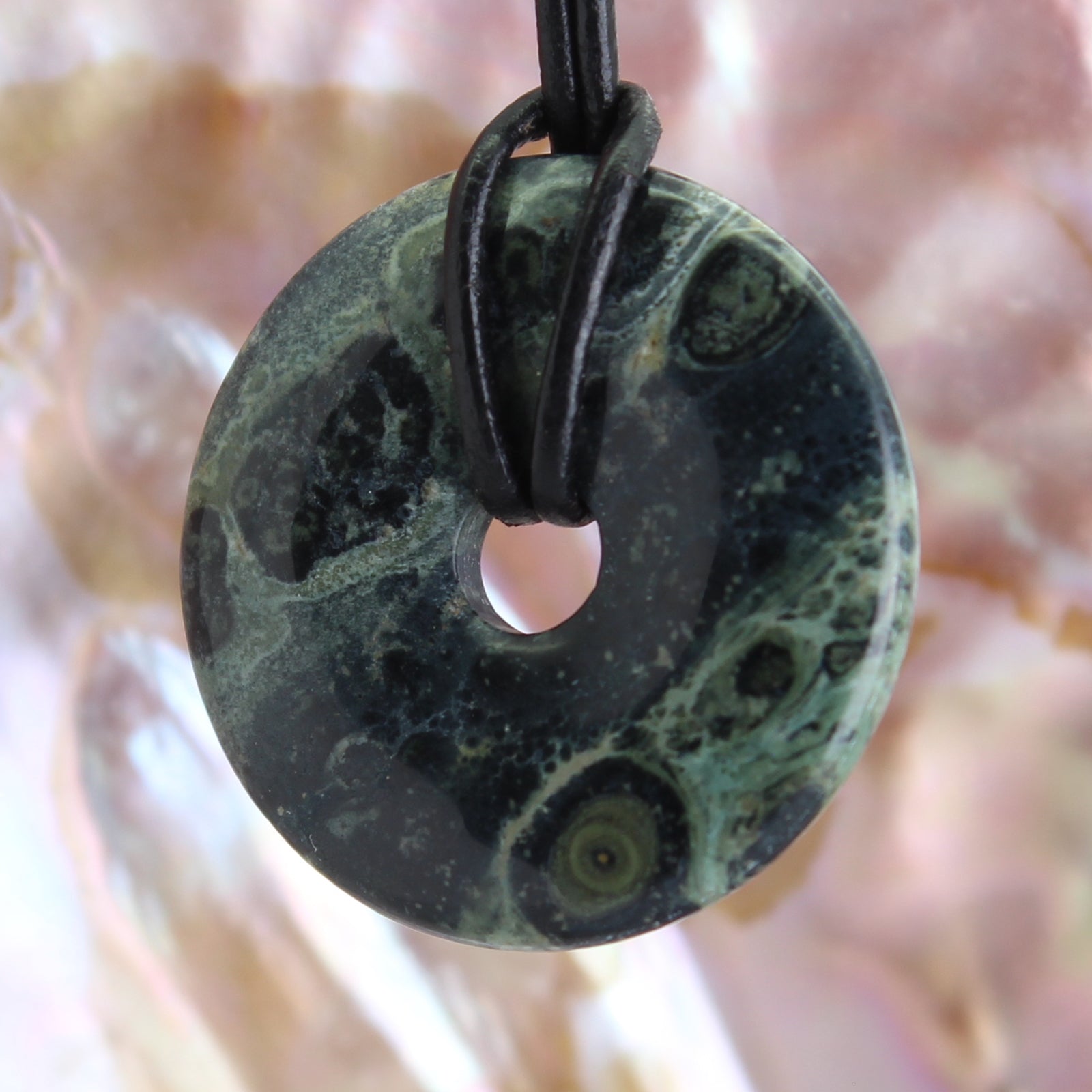 Kabamba Jaspis Donut Anhänger Kettenanhänger 30 mm mit Lederband Halskettenanhänger Kettenschmuck Stein Trommelstein Anhänger Schmuck Schmuckstein Rohstein Rohstück Edelstein Heilstein Silberanhänger Silberschmuck Schutzstein Glücksstein