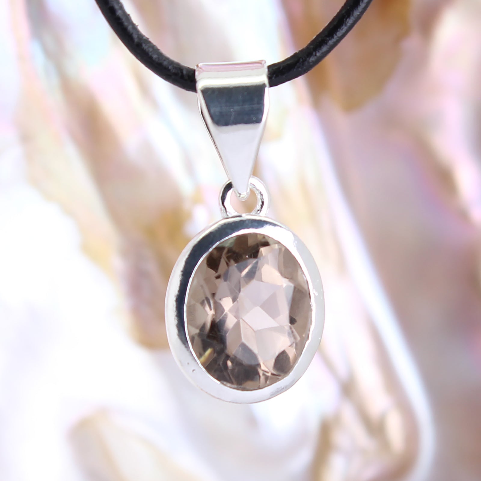 Rauchquarz Anhänger Kettenanhänger 925 Silber Schmuck Halskettenanhänger Kettenschmuck Stein Trommelstein Rohstein Rohstück Edelstein Heilstein Lochstein Schmuck Naturstein Halsschmuck Silberschmuck Dekostein Dekostück Collier Halskette Schmuckstein Schmuckanhänger Glücksstein Schutzstein