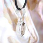 Rauchquarz Anhänger Kettenanhänger 925 Silber Schmuck Halskettenanhänger Kettenschmuck Stein Trommelstein Rohstein Rohstück Edelstein Heilstein Lochstein Schmuck Naturstein Halsschmuck Silberschmuck Dekostein Dekostück Collier Halskette Schmuckstein Schmuckanhänger Glücksstein Schutzstein