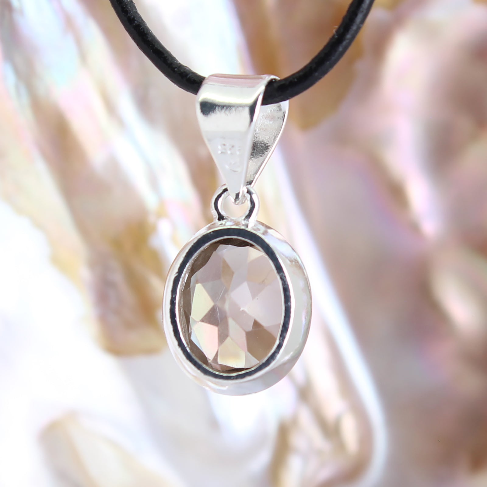 Rauchquarz Anhänger Kettenanhänger 925 Silber Schmuck Halskettenanhänger Kettenschmuck Stein Trommelstein Rohstein Rohstück Edelstein Heilstein Lochstein Schmuck Naturstein Halsschmuck Silberschmuck Dekostein Dekostück Collier Halskette Schmuckstein Schmuckanhänger Glücksstein Schutzstein