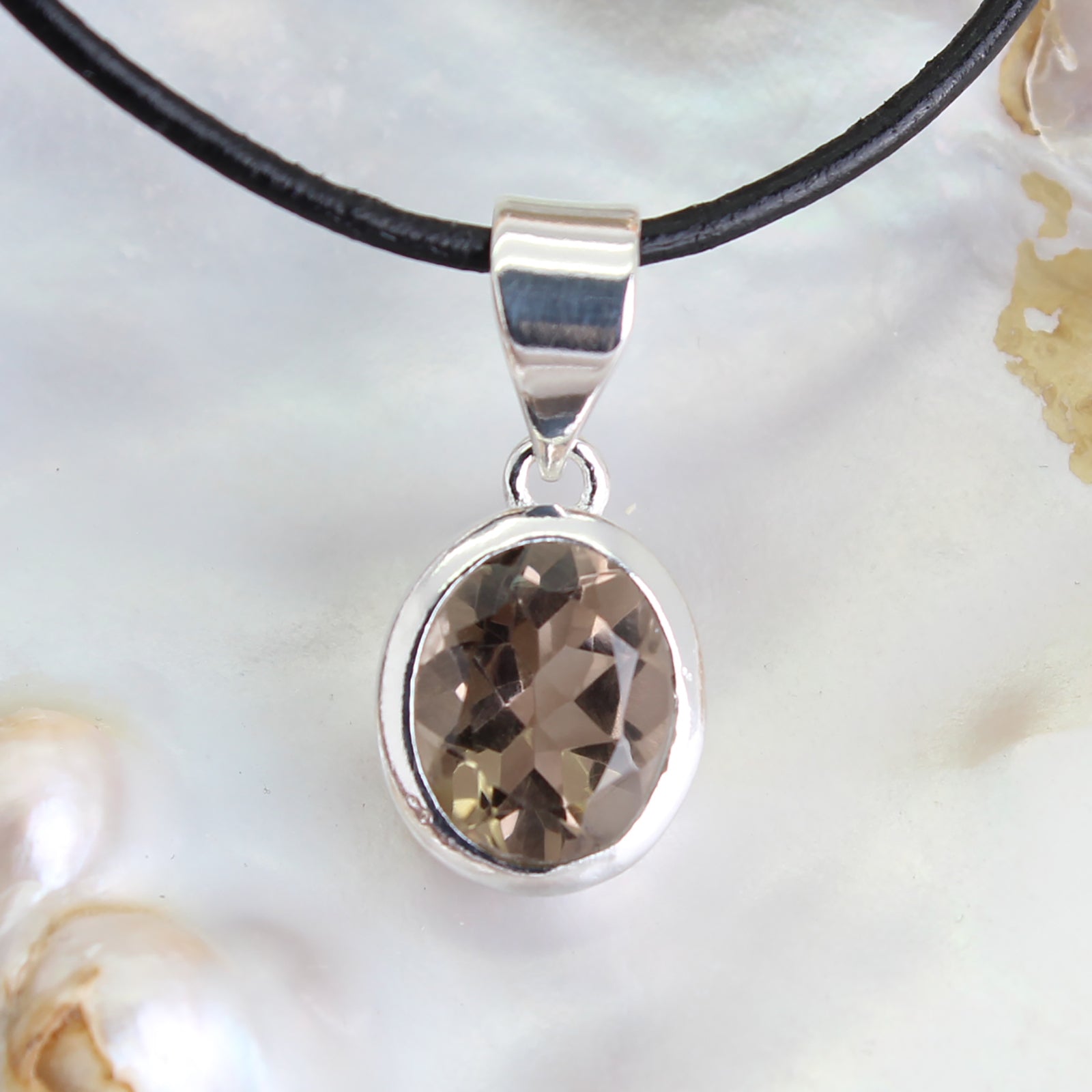 Rauchquarz Anhänger Kettenanhänger 925 Silber Schmuck Halskettenanhänger Kettenschmuck Stein Trommelstein Rohstein Rohstück Edelstein Heilstein Lochstein Schmuck Naturstein Halsschmuck Silberschmuck Dekostein Dekostück Collier Halskette Schmuckstein Schmuckanhänger Glücksstein Schutzstein