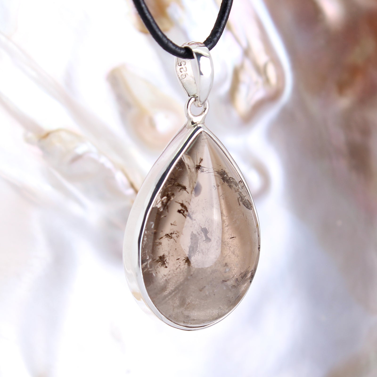Rauchquarz Anhänger Kettenanhänger 925er Silber Schmuck Halskettenanhänger Kettenschmuck Stein Trommelstein Rohstein Rohstück Edelstein Heilstein Lochstein Schmuck Naturstein Halsschmuck Silberschmuck Dekostein Dekostück Collier Halskette Schmuckstein Schmuckanhänger Glücksstein Schutzstein