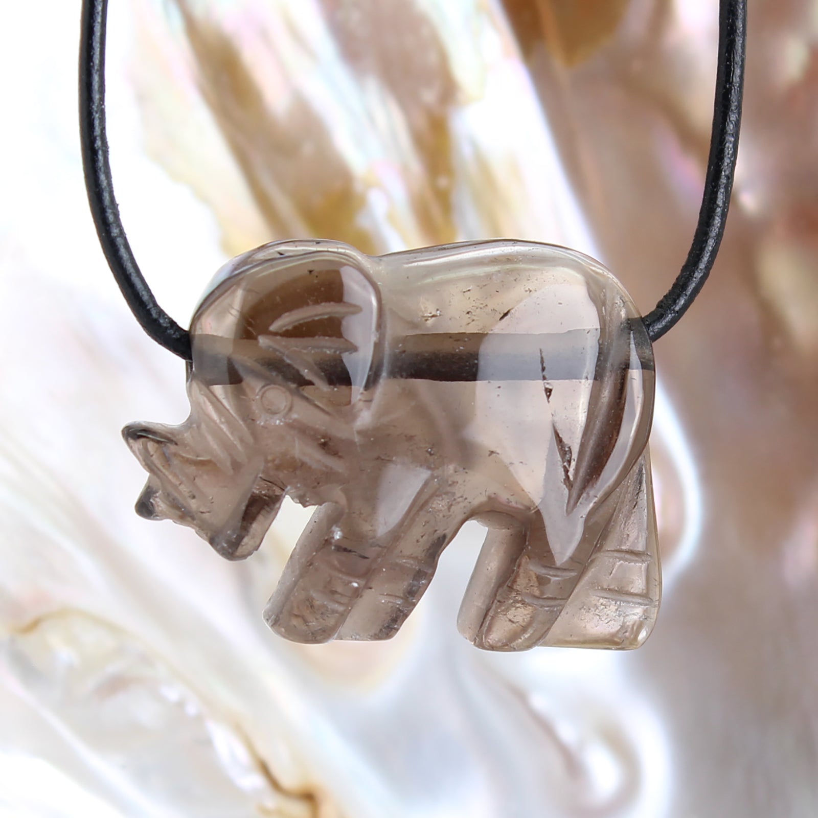 Rauchquarz Elefant Anhänger Kettenanhänger mit Lederband …  Halskettenanhänger Kettenschmuck Kristall Rohkristall Stein Trommelstein Silberanhänger Silberschmuck Edelstein Heilstein Schmuckanhänger Halsschmuck Rohstein Rohstück Schmuckstein Schmuck Schutzstein Glücksstein
