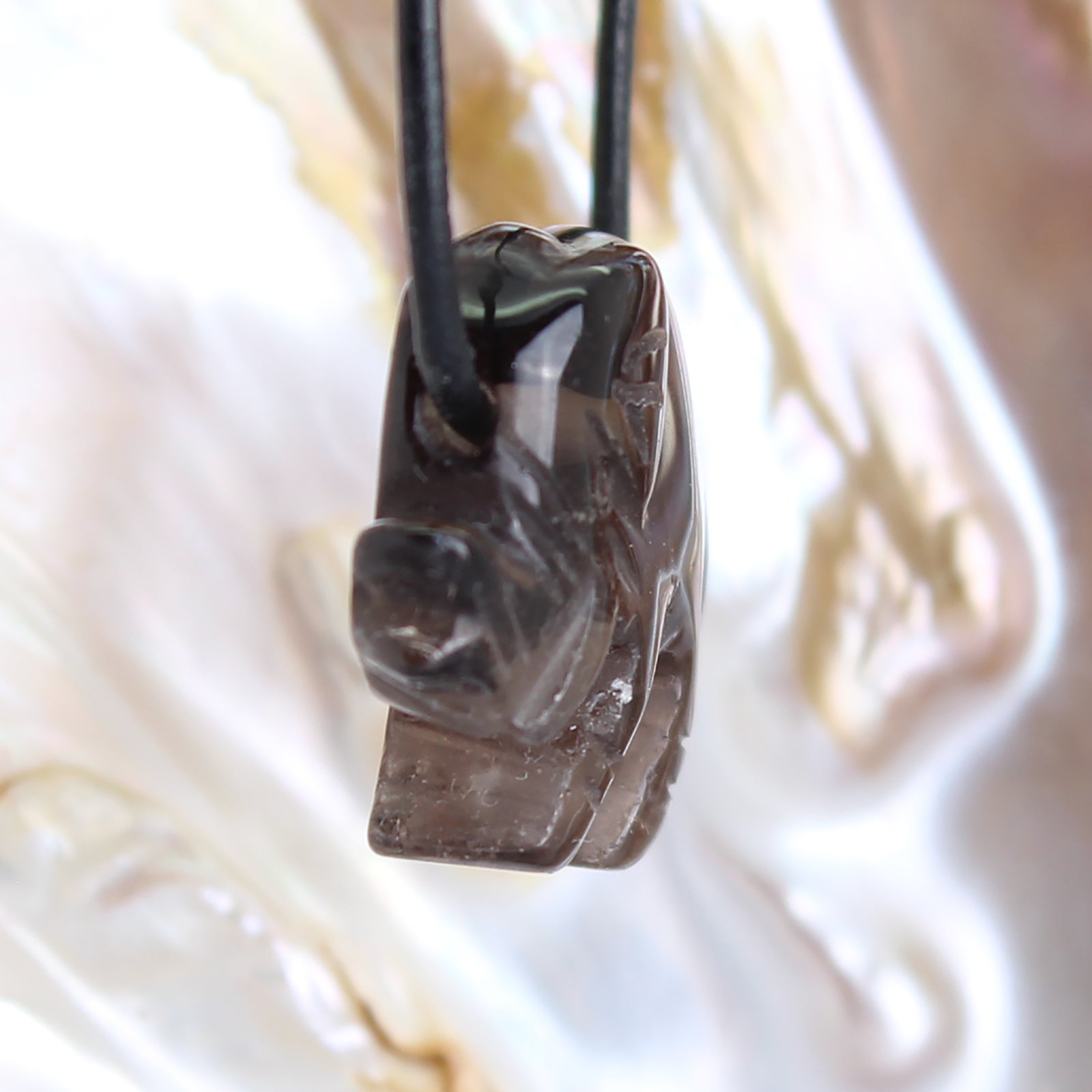 Rauchquarz Elefant Anhänger Kettenanhänger mit Lederband …  Halskettenanhänger Kettenschmuck Kristall Rohkristall Stein Trommelstein Silberanhänger Silberschmuck Edelstein Heilstein Schmuckanhänger Halsschmuck Rohstein Rohstück Schmuckstein Schmuck Schutzstein Glücksstein