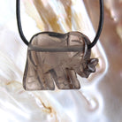 Rauchquarz Elefant Anhänger Kettenanhänger mit Lederband …  Halskettenanhänger Kettenschmuck Kristall Rohkristall Stein Trommelstein Silberanhänger Silberschmuck Edelstein Heilstein Schmuckanhänger Halsschmuck Rohstein Rohstück Schmuckstein Schmuck Schutzstein Glücksstein