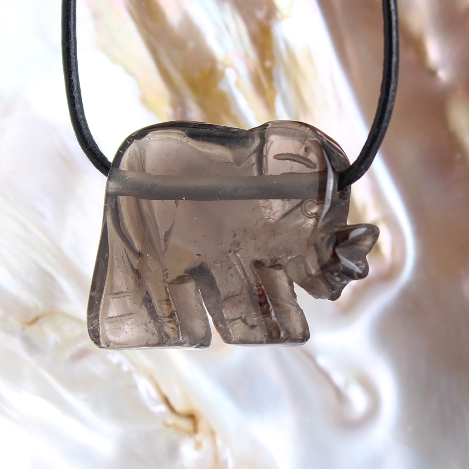 Rauchquarz Elefant Anhänger Kettenanhänger mit Lederband …  Halskettenanhänger Kettenschmuck Kristall Rohkristall Stein Trommelstein Silberanhänger Silberschmuck Edelstein Heilstein Schmuckanhänger Halsschmuck Rohstein Rohstück Schmuckstein Schmuck Schutzstein Glücksstein