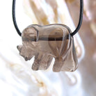 Rauchquarz Elefant Anhänger Kettenanhänger mit Lederband …  Halskettenanhänger Kettenschmuck Kristall Rohkristall Stein Trommelstein Silberanhänger Silberschmuck Edelstein Heilstein Schmuckanhänger Halsschmuck Rohstein Rohstück Schmuckstein Schmuck Schutzstein Glücksstein