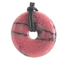 Rhodonit Donut Anhänger Kettenanhänger 30 mm mit Lederband Halskettenanhänger Kettenschmuck Stein Trommelstein Anhänger Schmuck Schmuckstein Rohstein Rohstück Edelstein Heilstein Silberanhänger Silberschmuck Schutzstein Glücksstein