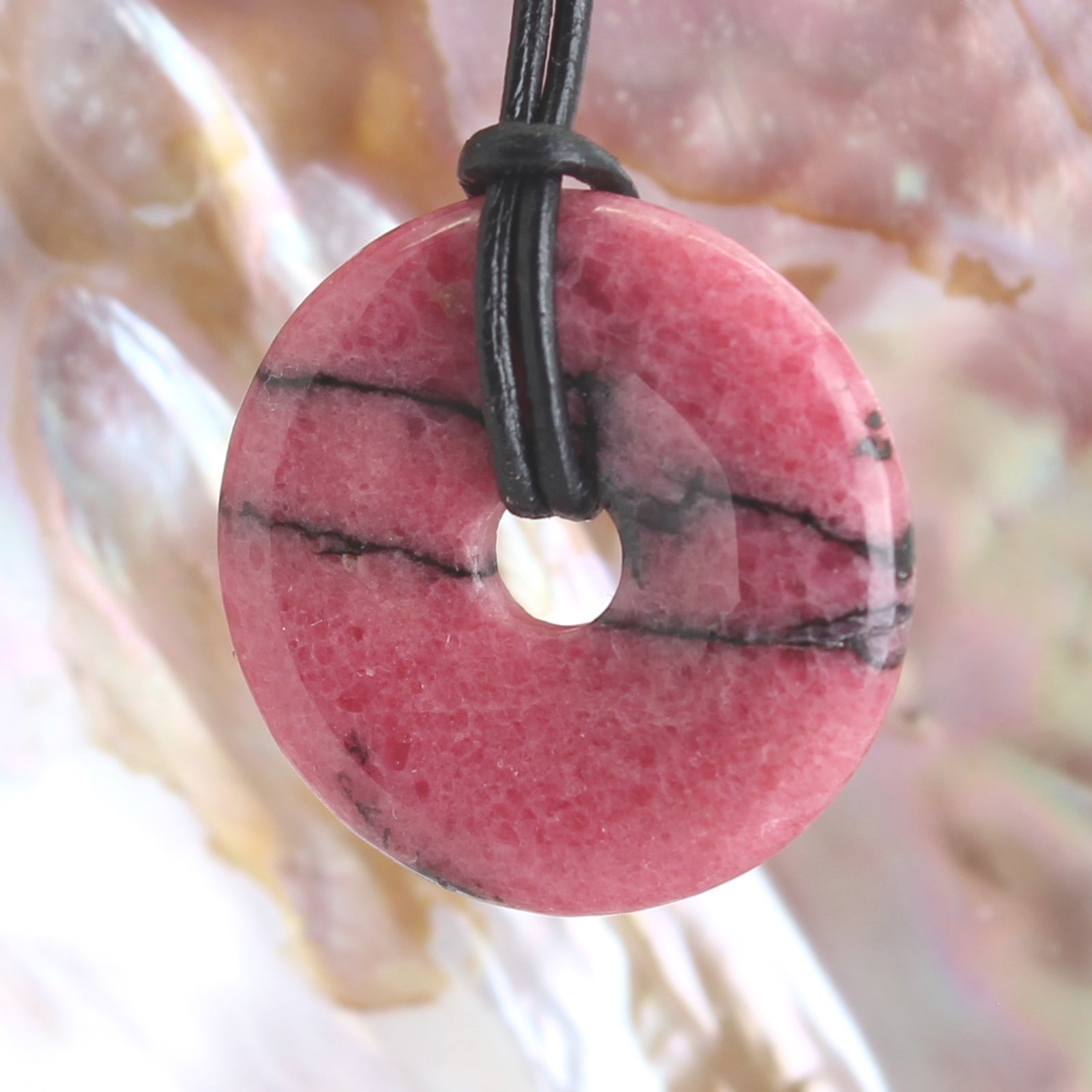 Rhodonit Donut Anhänger Kettenanhänger 30 mm mit Lederband Halskettenanhänger Kettenschmuck Stein Trommelstein Anhänger Schmuck Schmuckstein Rohstein Rohstück Edelstein Heilstein Silberanhänger Silberschmuck Schutzstein Glücksstein