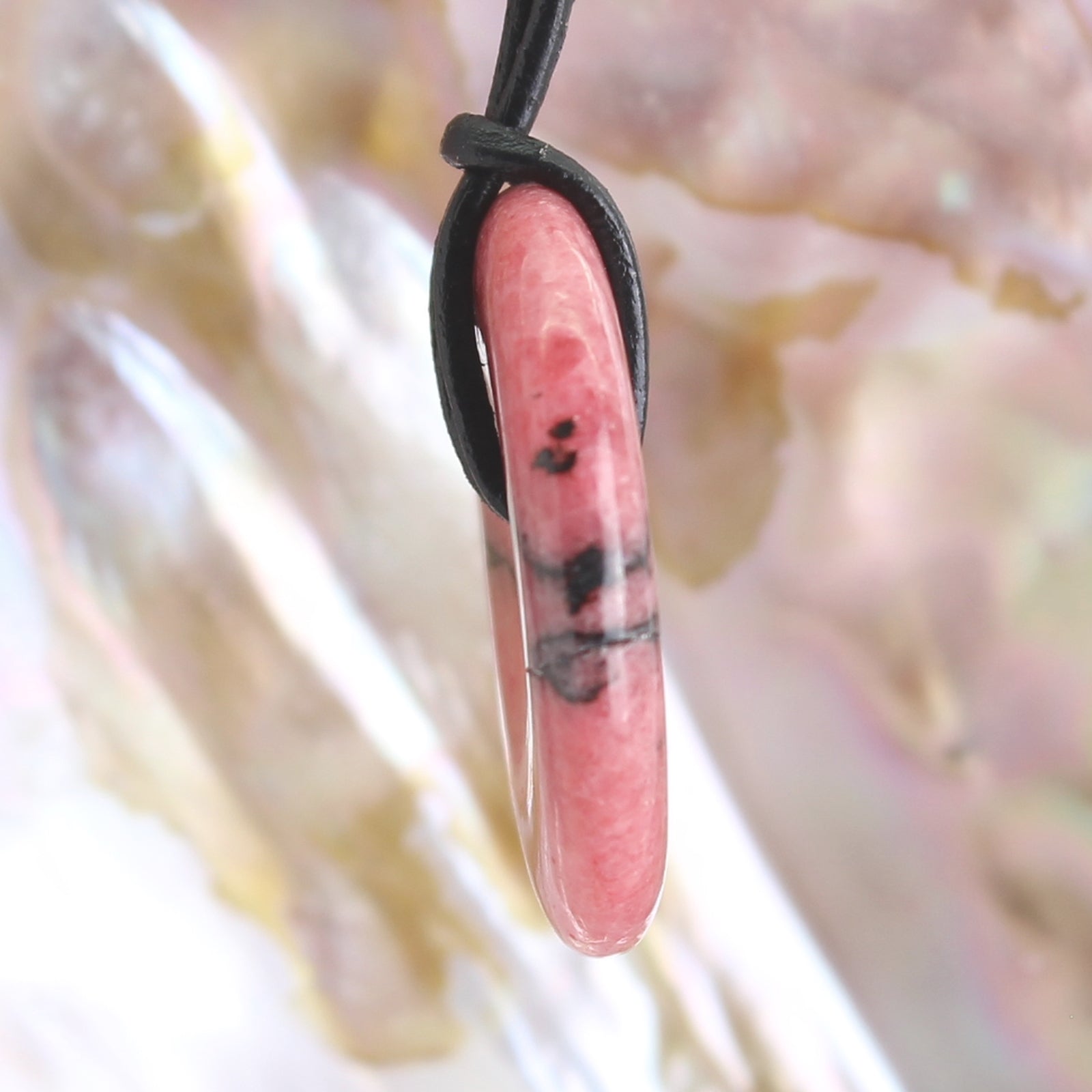 Rhodonit Donut Anhänger Kettenanhänger 30 mm mit Lederband Halskettenanhänger Kettenschmuck Stein Trommelstein Anhänger Schmuck Schmuckstein Rohstein Rohstück Edelstein Heilstein Silberanhänger Silberschmuck Schutzstein Glücksstein