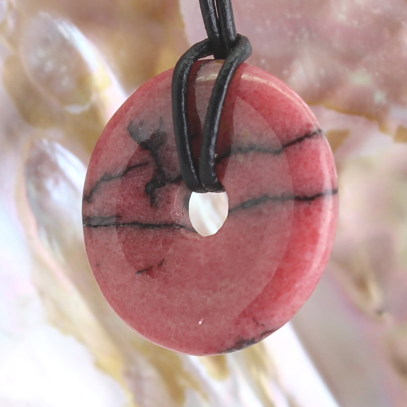 Rhodonit Donut Anhänger Kettenanhänger 30 mm mit Lederband Halskettenanhänger Kettenschmuck Stein Trommelstein Anhänger Schmuck Schmuckstein Rohstein Rohstück Edelstein Heilstein Silberanhänger Silberschmuck Schutzstein Glücksstein