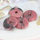 Rhodonit Donut Anhänger Kettenanhänger 30 mm mit Lederband Halskettenanhänger Kettenschmuck Stein Trommelstein Anhänger Schmuck Schmuckstein Rohstein Rohstück Edelstein Heilstein Silberanhänger Silberschmuck Schutzstein Glücksstein