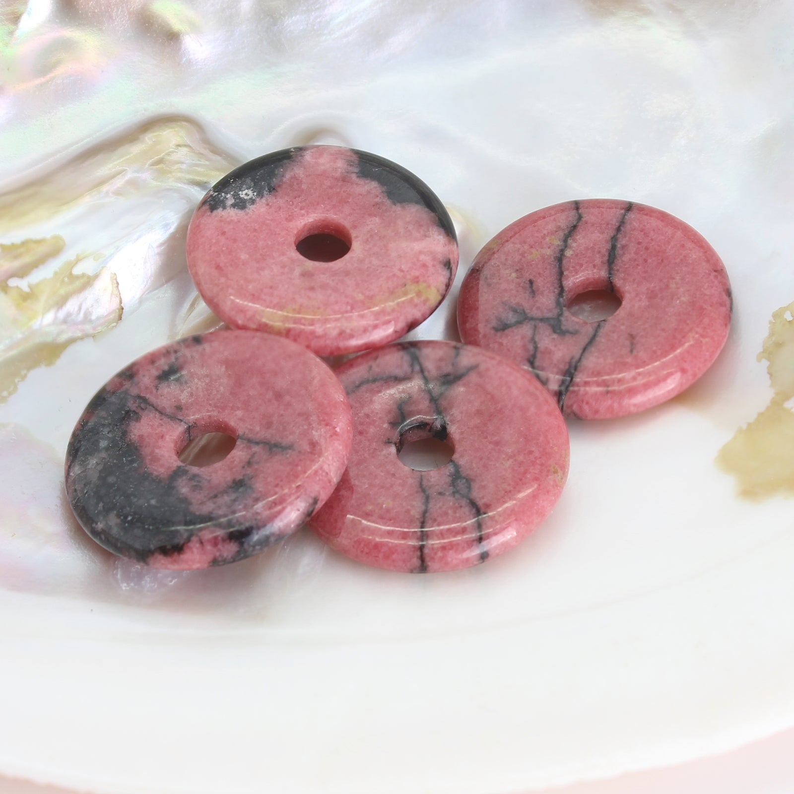 Rhodonit Donut Anhänger Kettenanhänger 30 mm mit Lederband Halskettenanhänger Kettenschmuck Stein Trommelstein Anhänger Schmuck Schmuckstein Rohstein Rohstück Edelstein Heilstein Silberanhänger Silberschmuck Schutzstein Glücksstein
