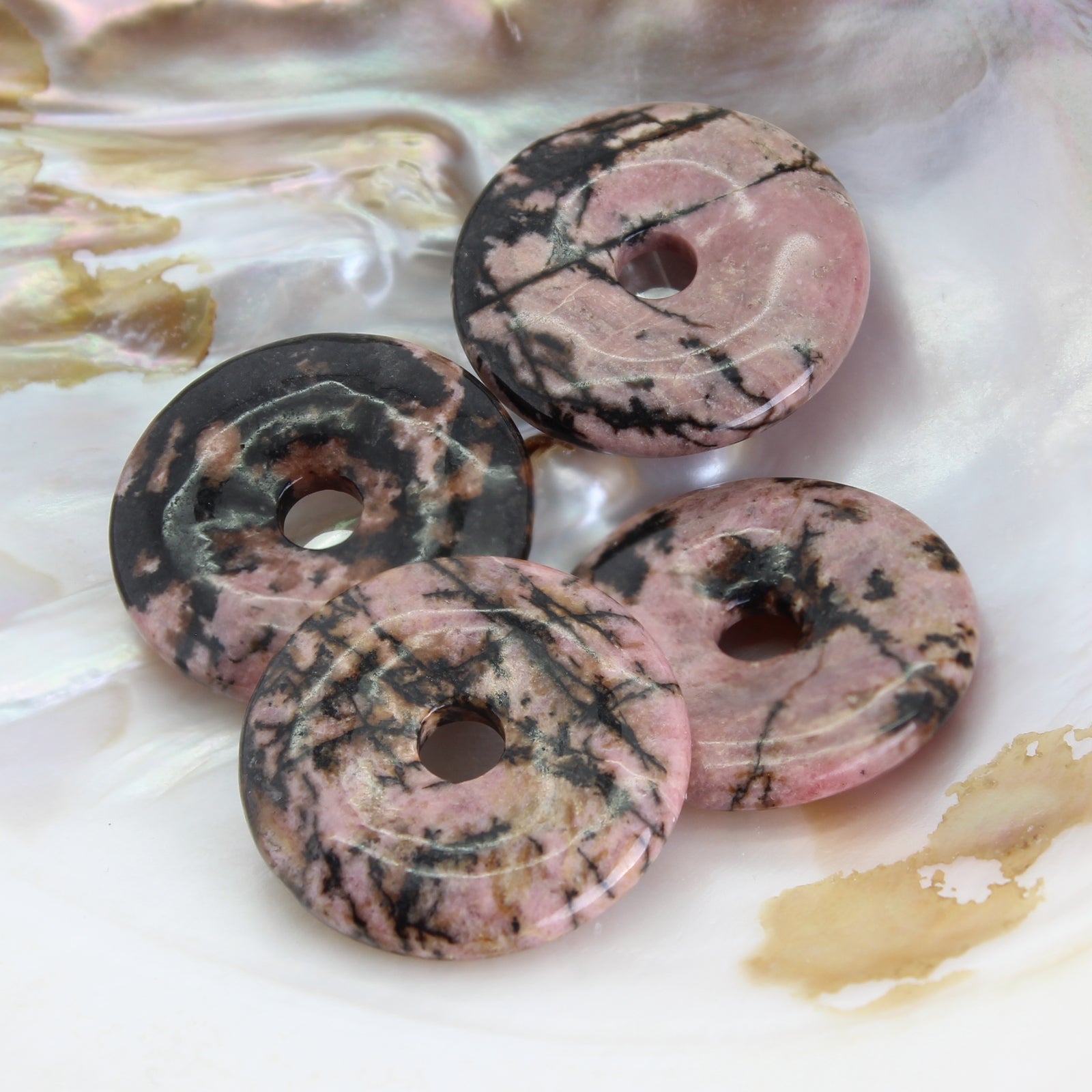 Rhodonit Donut Anhänger Kettenanhänger 30 mm mit Lederband Halskettenanhänger Kettenschmuck Stein Trommelstein Anhänger Schmuck Schmuckstein Rohstein Rohstück Edelstein Heilstein Silberanhänger Silberschmuck Schutzstein Glücksstein