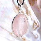 Rosenquarz Anhänger Kettenanhänger 925er Silber Schmuck Halskettenanhänger Kettenschmuck Stein Trommelstein Rohstein Rohstück Edelstein Heilstein Lochstein Schmuck Naturstein Halsschmuck Silberschmuck Dekostein Dekostück Collier Halskette Schmuckstein Glücksstein Schutzstein Liebesstein Fruchtbarkeitsstein