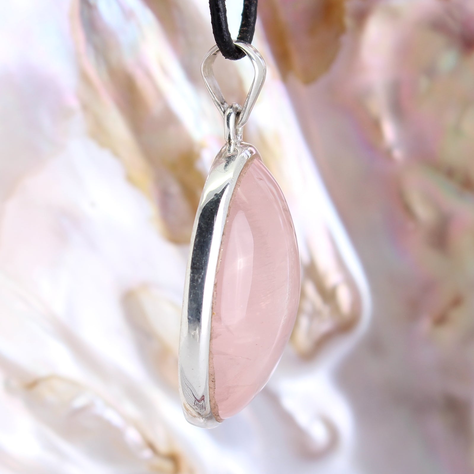 Rosenquarz Anhänger Kettenanhänger 925er Silber Schmuck Halskettenanhänger Kettenschmuck Stein Trommelstein Rohstein Rohstück Edelstein Heilstein Lochstein Schmuck Naturstein Halsschmuck Silberschmuck Dekostein Dekostück Collier Halskette Schmuckstein Glücksstein Schutzstein Liebesstein Fruchtbarkeitsstein