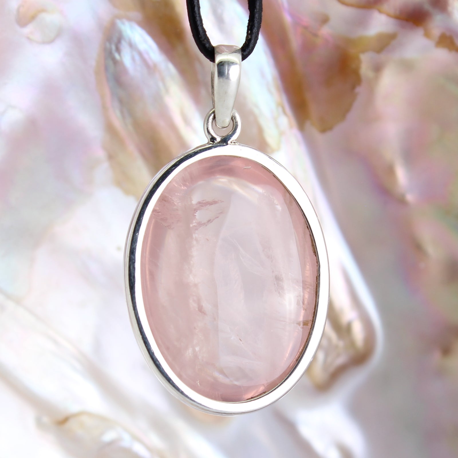 Rosenquarz Anhänger Kettenanhänger 925er Silber Schmuck Halskettenanhänger Kettenschmuck Stein Trommelstein Rohstein Rohstück Edelstein Heilstein Lochstein Schmuck Naturstein Halsschmuck Silberschmuck Dekostein Dekostück Collier Halskette Schmuckstein Glücksstein Schutzstein Liebesstein Fruchtbarkeitsstein