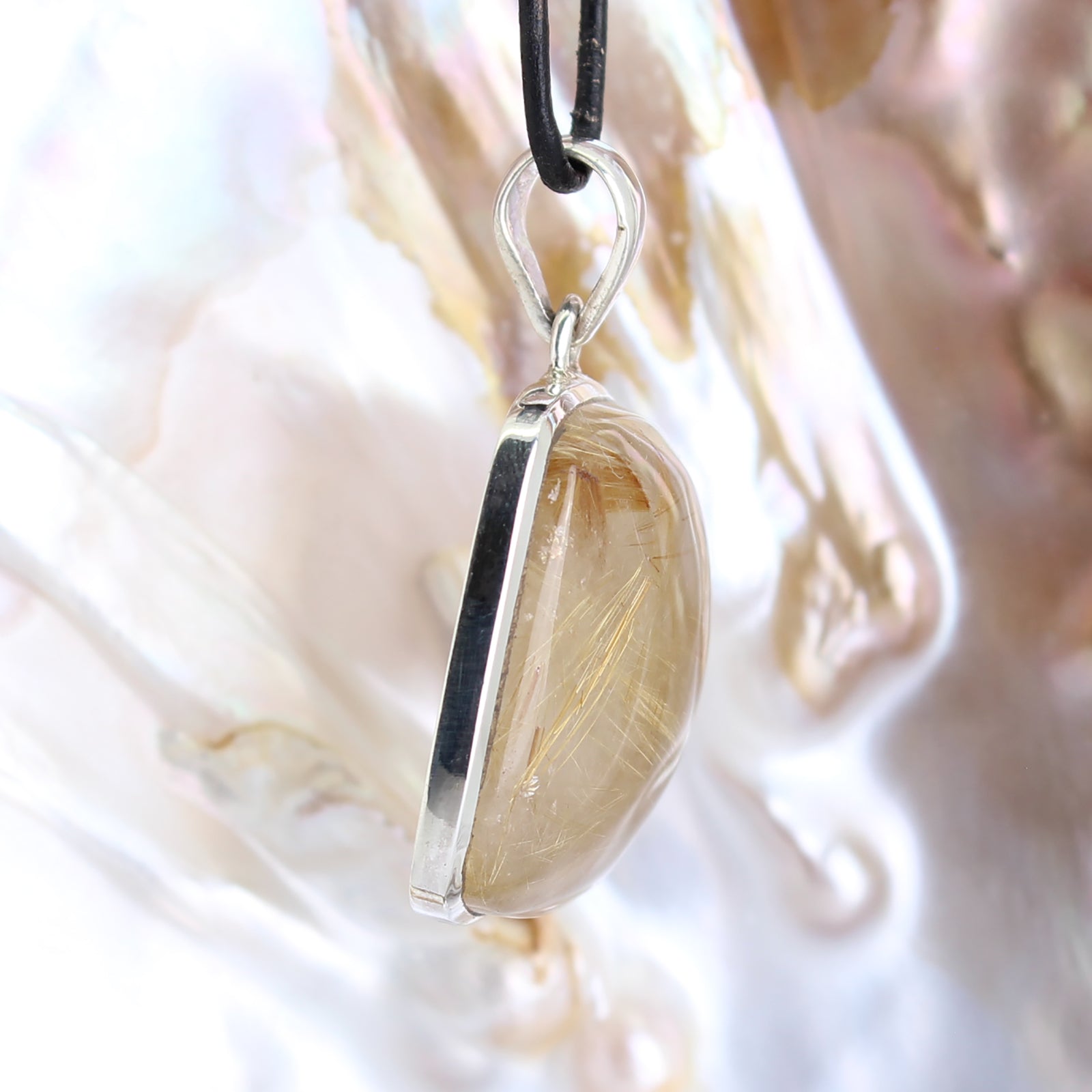 Rutilquarz Anhänger Kettenanhänger 925er Silber Schmuck Halskettenanhänger Kettenschmuck Stein Trommelstein Anhänger Rohstein Rohstück Heilstein Edelstein Schmuckanhänger Silberschmuck Schmuckstein Halsschmuck Schmuck Schutzstein Naturstein Lochstein Glücksstein