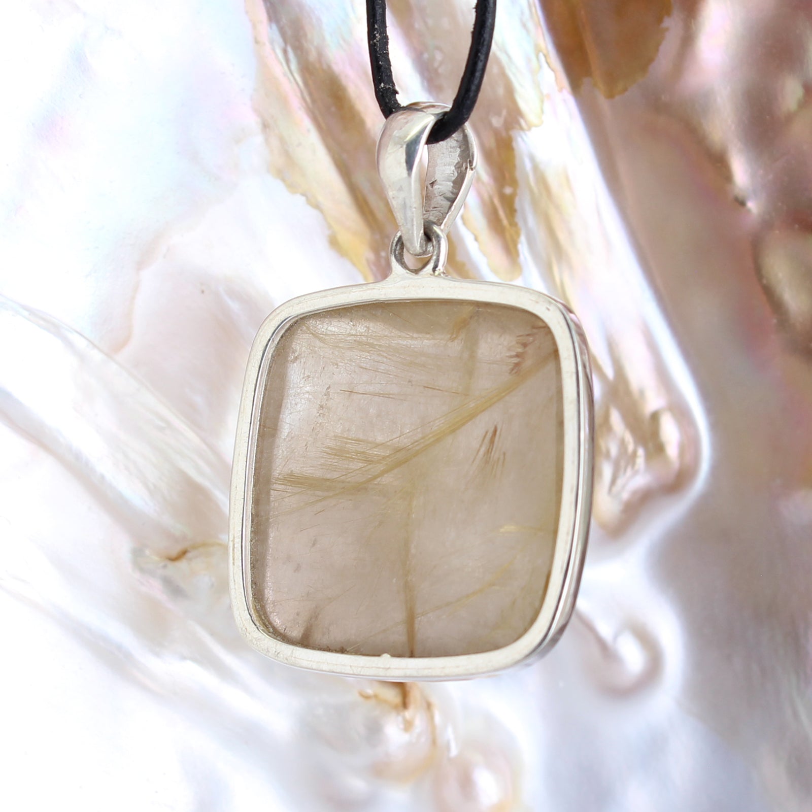 Rutilquarz Anhänger Kettenanhänger 925er Silber Schmuck Halskettenanhänger Kettenschmuck Stein Trommelstein Anhänger Rohstein Rohstück Heilstein Edelstein Schmuckanhänger Silberschmuck Schmuckstein Halsschmuck Schmuck Schutzstein Naturstein Lochstein Glücksstein