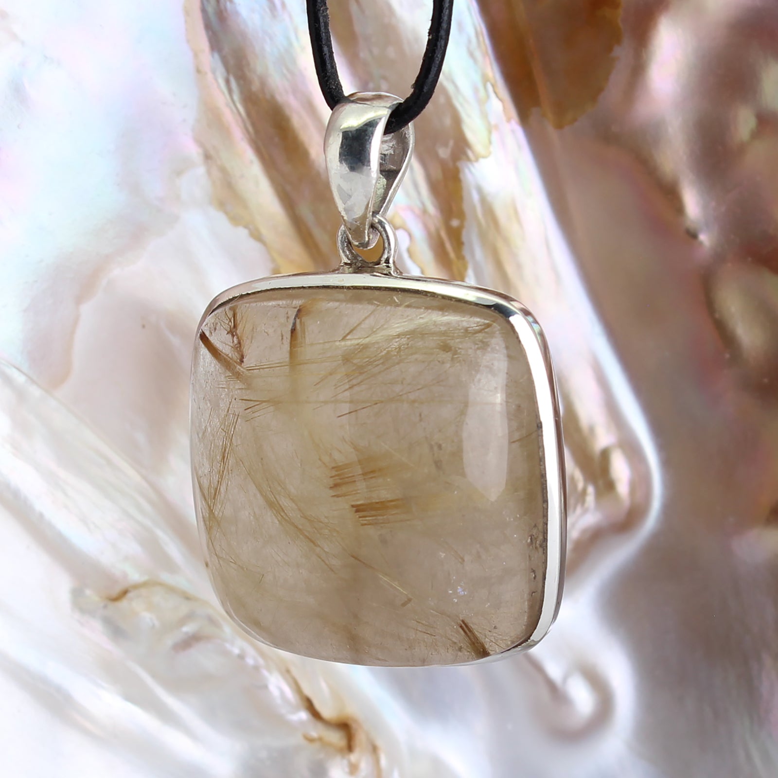 Rutilquarz Anhänger Kettenanhänger 925er Silber Schmuck Halskettenanhänger Kettenschmuck Stein Trommelstein Anhänger Rohstein Rohstück Heilstein Edelstein Schmuckanhänger Silberschmuck Schmuckstein Halsschmuck Schmuck Schutzstein Naturstein Lochstein Glücksstein