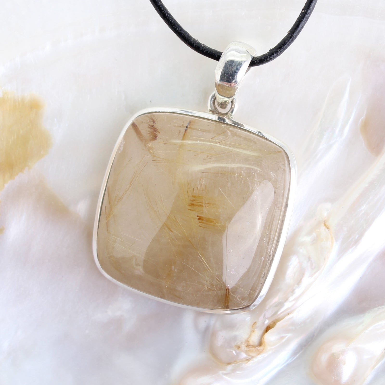 Rutilquarz Anhänger Kettenanhänger 925er Silber Schmuck Halskettenanhänger Kettenschmuck Stein Trommelstein Anhänger Rohstein Rohstück Heilstein Edelstein Schmuckanhänger Silberschmuck Schmuckstein Halsschmuck Schmuck Schutzstein Naturstein Lochstein Glücksstein