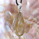 Rutilquarz Anhänger Kettenanhänger facettiert 925er Silber Schmuck Halskettenanhänger Kettenschmuck Stein Trommelstein Anhänger Rohstein Rohstück Heilstein Edelstein Schmuckanhänger Silberschmuck Schmuckstein Halsschmuck Schmuck Schutzstein Naturstein Lochstein Glücksstein